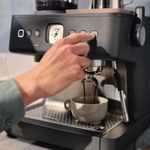 cafeteira_espresso_electrolux_expert_moedor_integrado_e_espumador_de_leite_ecm90_127v_preta_06.jpg