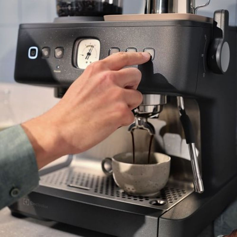 cafeteira_espresso_electrolux_expert_moedor_integrado_e_espumador_de_leite_ecm90_127v_preta_06.jpg