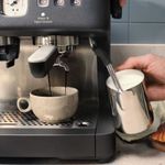cafeteira_espresso_electrolux_expert_moedor_integrado_e_espumador_de_leite_ecm90_127v_preta_09.jpg